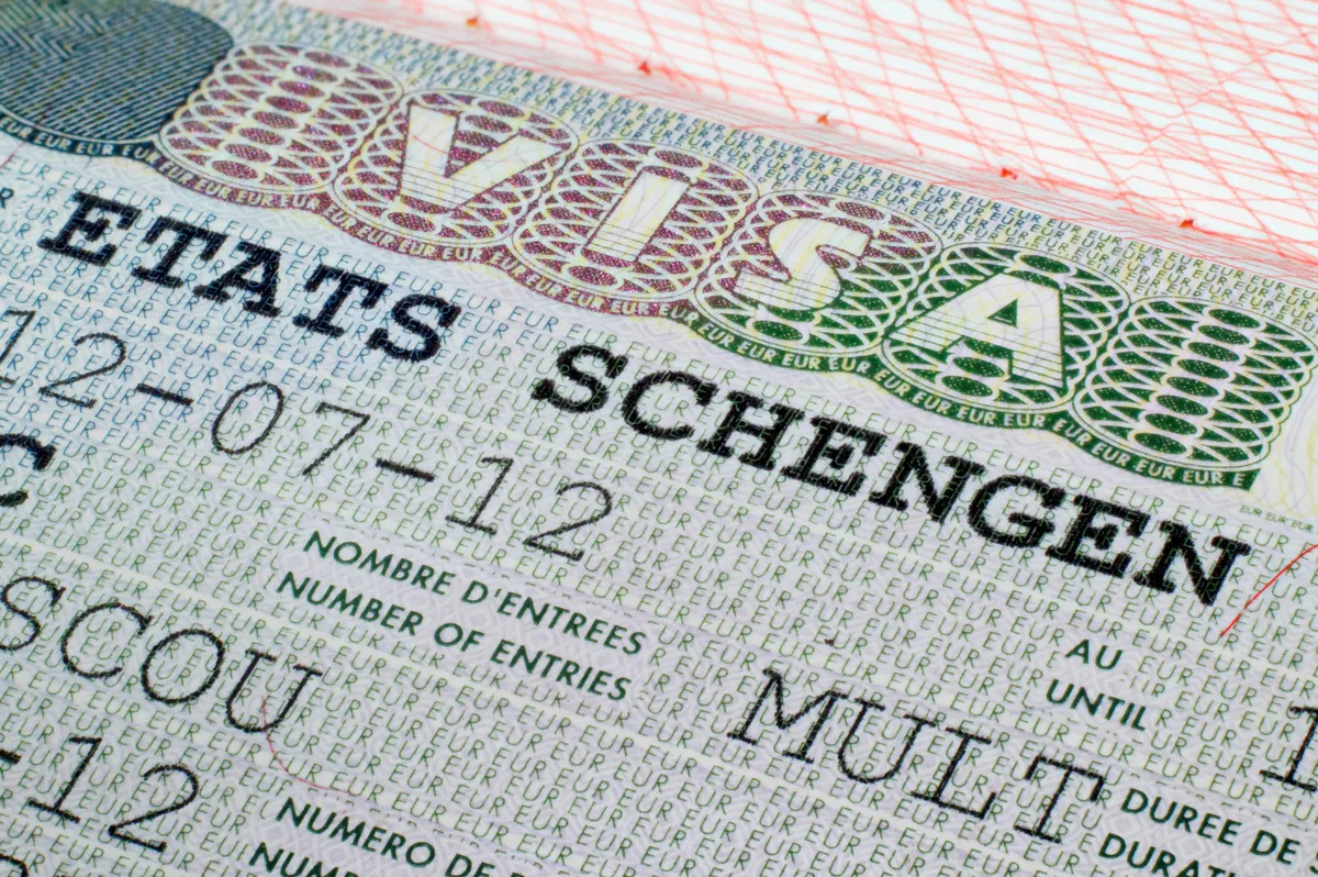 Assurance voyage Schengen depuis le Cameroun : le comparatif complet 2026 — assureurs locaux, banques, offres en ligne, tourisme et études